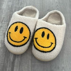 Happy face slippers - cream